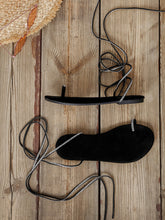 Flache Sandalen mit Kristallen